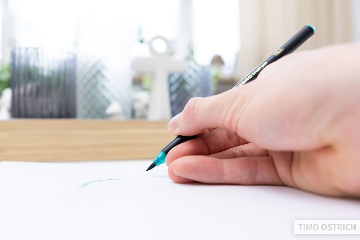 Hand Lettering for Beginners: How to hold a brush pen 